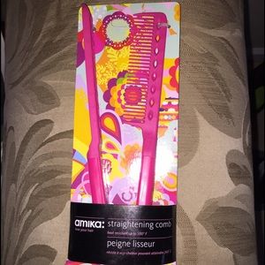 Amika straightening comb. 💕