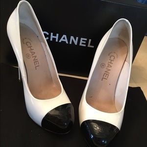 Size 6 classy Chanel heels. Size runs small.