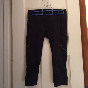 Black LuLuLemon Capri leggings with pockets