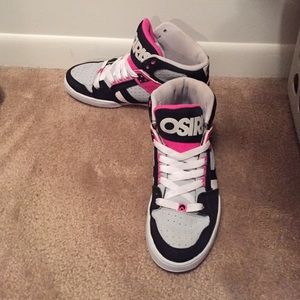 Size 8.5 women Osiris high top shoes.
