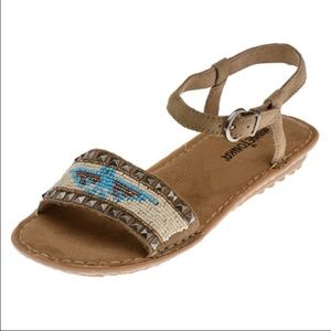 Minnetonka sz9 Beaded Bird & Studs Leather Sandals