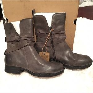 NWT Born Leandra Modern Short Leather Bootie