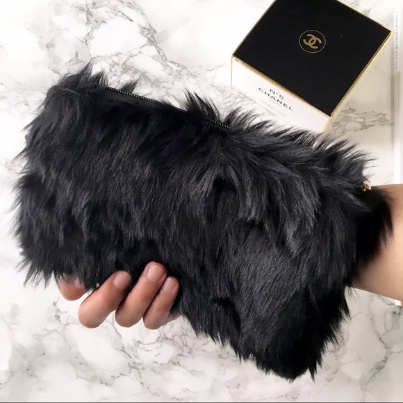 Fur ball wristlet in black - Picture 3 of 4