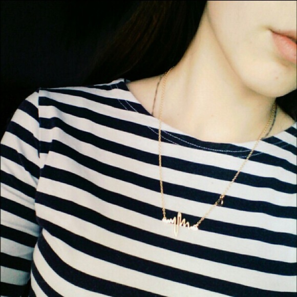 • Trend Heartbeat Necklace • - Picture 2 of 4