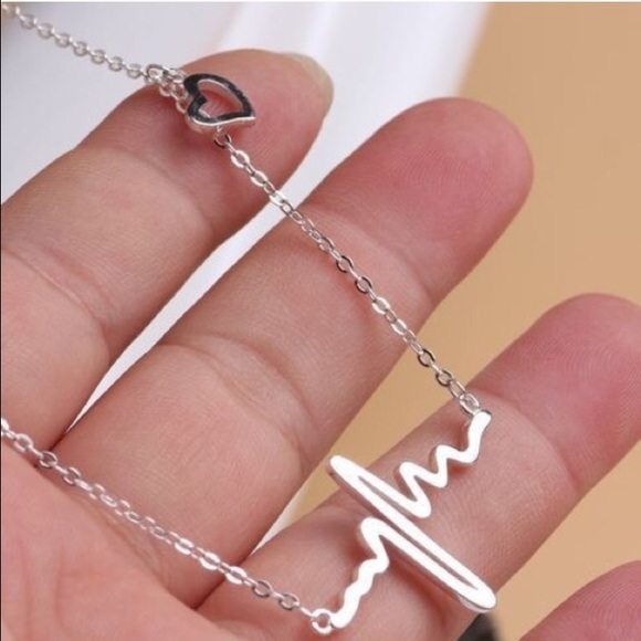 • Trend Heartbeat Necklace • - Picture 3 of 4