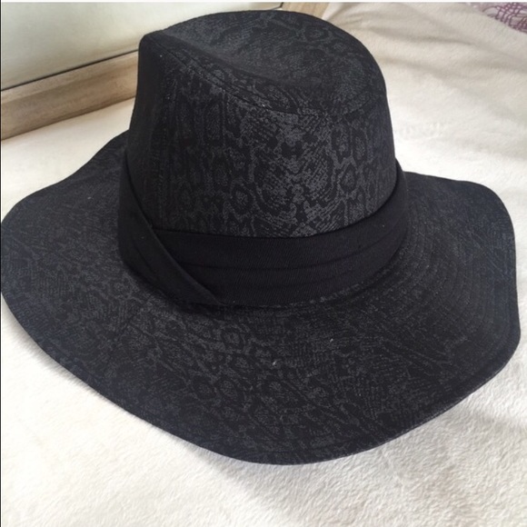 Jessica Simpson black hat