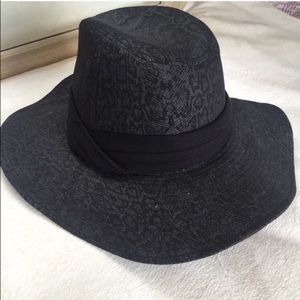 Jessica Simpson black hat