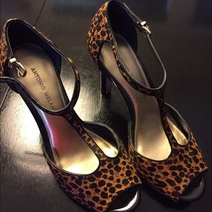 Like new Antonio Melani animal print heels