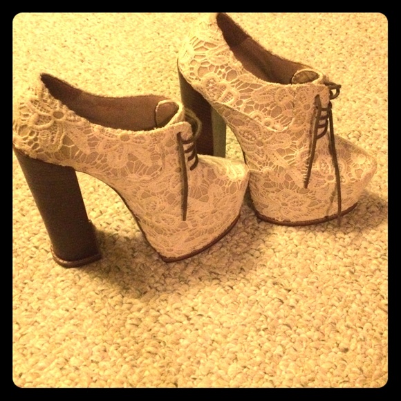 DV lace booties with wooden heel - Picture 2 of 3