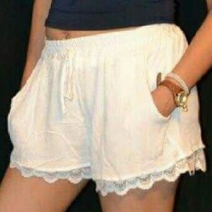 LACE HEM WOVEN SHORTS