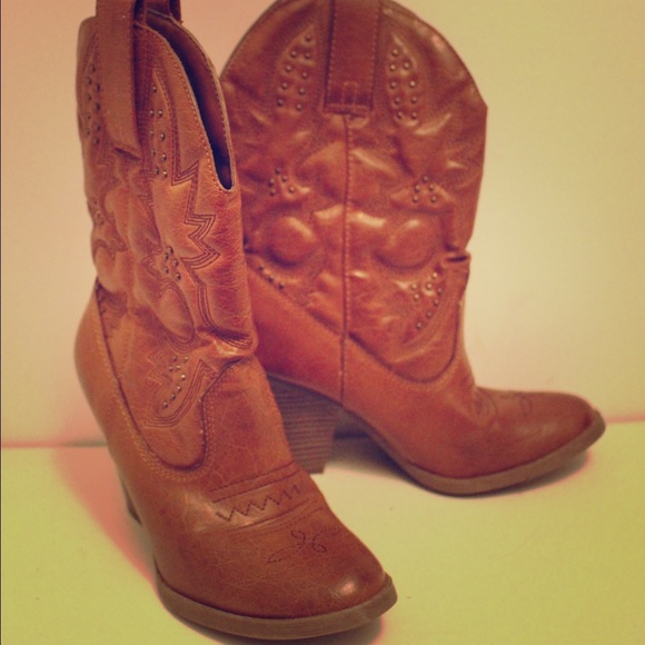 Size 6 heeled cowboy boots