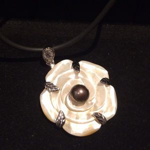 Freshwater pearl flower necklace