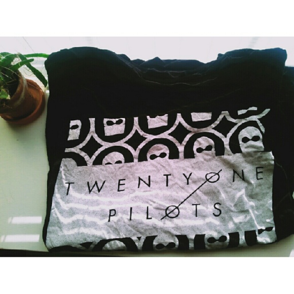 worn twenty one pilots tee hot topic
