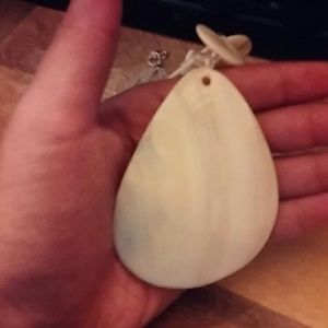 Shell necklace with clear beads around