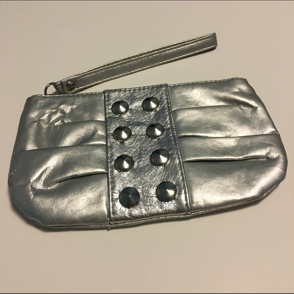 ⚡️ Metallic Silver Wristlet