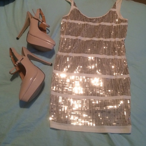 Very pretty sequenced Express top size xs