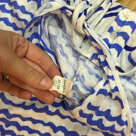 Old Navy crisscross strap summer tank - Picture 3 of 3