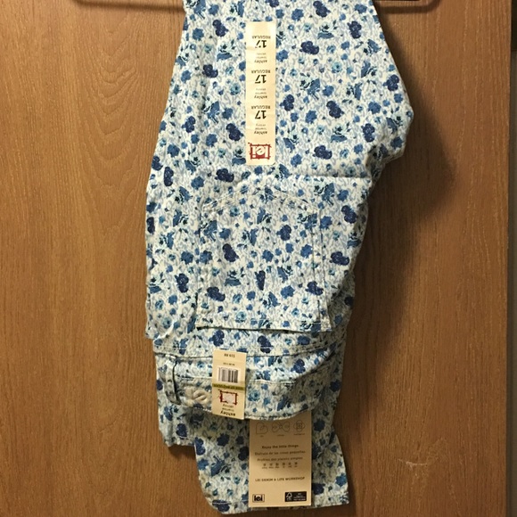 NWT blue floral skinnies