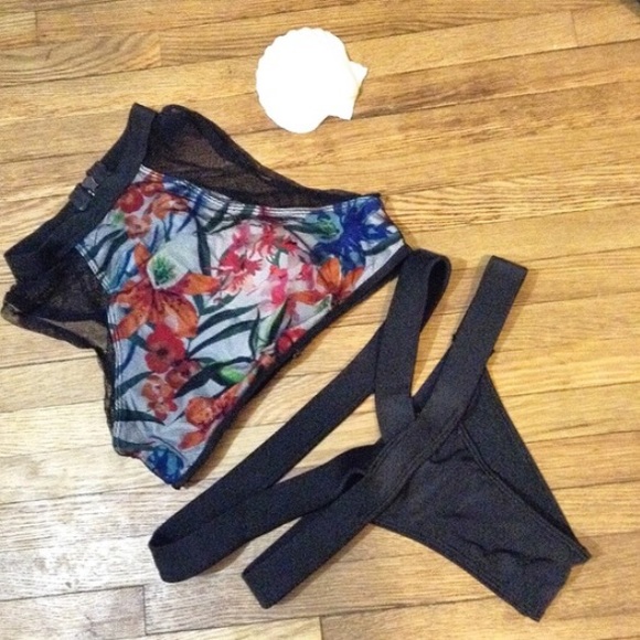 Bikini - Picture 3 of 4