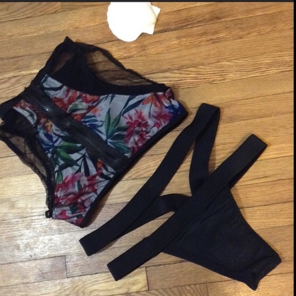 Bikini - Picture 4 of 4