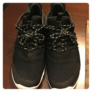 Women's Nike black shoes knit