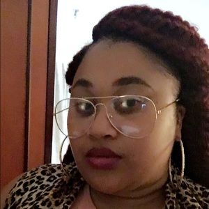 Meet your Posher, Alexis