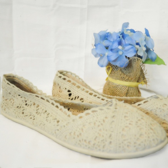 Faded Glory Lace Flats - Picture 2 of 3