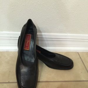 Cole Haan black shoe, size 7&1/2 AA (narrow)