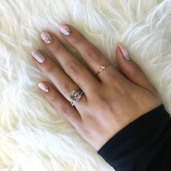 🔻Delicate Gold Triangle Ring - Picture 3 of 3