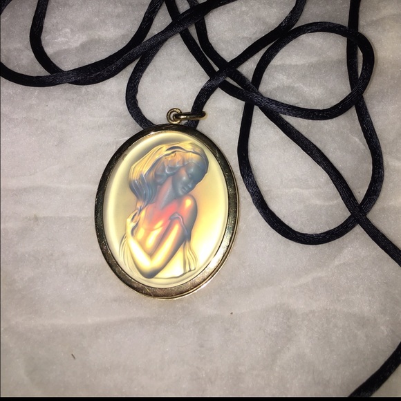 LALIQUE pendant.