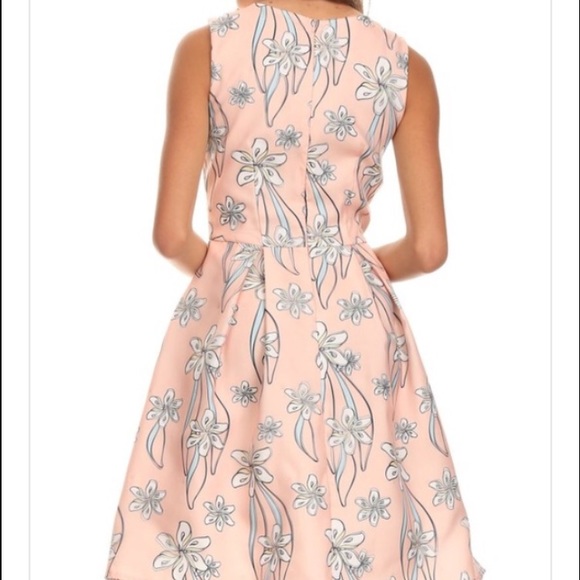 SALE✨HP Beautiful Floral Midi Dress - Picture 2 of 4