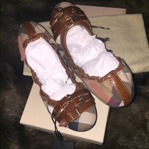NWT Burberry Buckle House Check Ballerinas