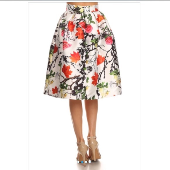 FRIDAY SALE✨HP 6/23 Amazing Knee Length Skirt - Picture 2 of 4