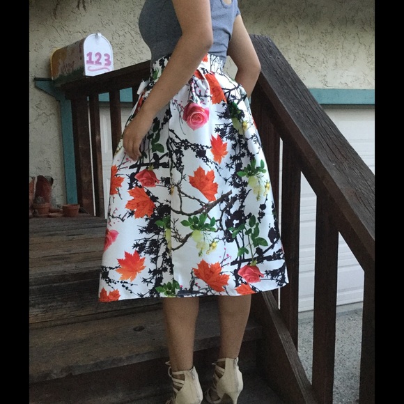 FRIDAY SALE✨HP 6/23 Amazing Knee Length Skirt - Picture 3 of 4