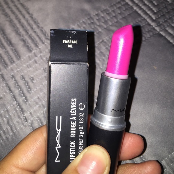 Mac Embrace me lipstick