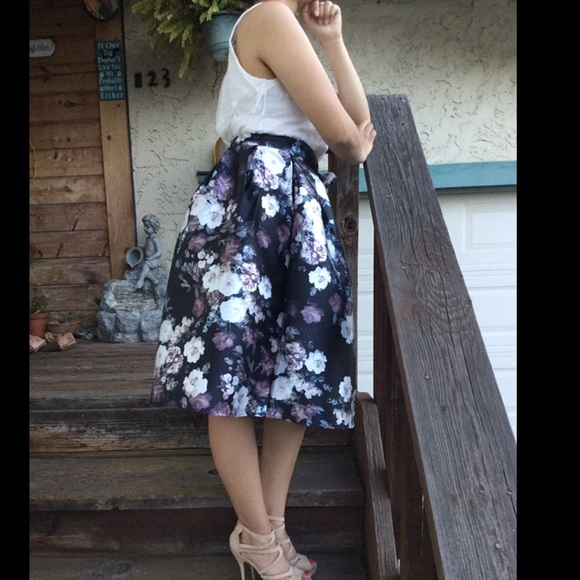 LAST ITEM✨Gorgeous Floral Print Midi Length Skirt - Picture 2 of 3