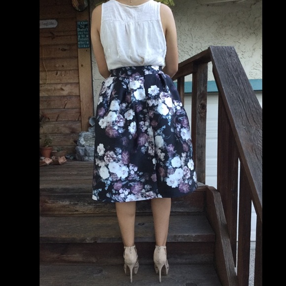 LAST ITEM✨Gorgeous Floral Print Midi Length Skirt - Picture 3 of 3