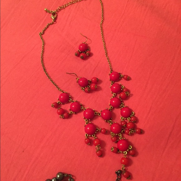 Four necklaces and one pair of matching earrings - Picture 3 of 4