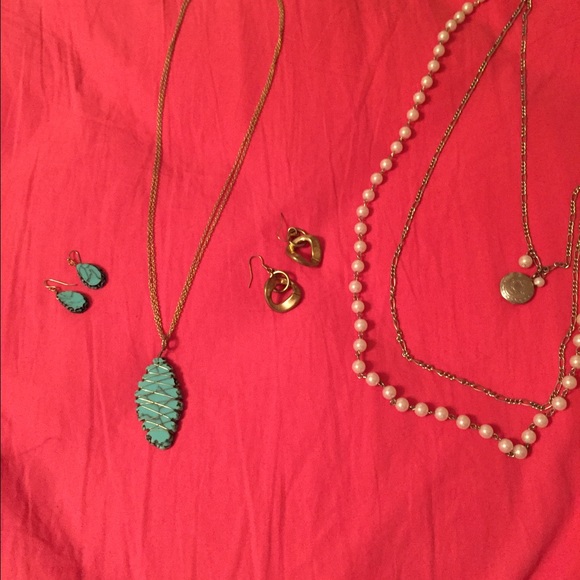 Necklaces and earrings - Picture 1 of 4