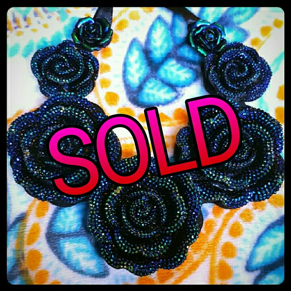 🚫SOLD🚫 NWOT Sparkle Blue Rose Necklace