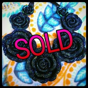 🚫SOLD🚫 NWOT Sparkle Blue Rose Necklace