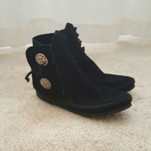 Black Minnetonka moccasin booties