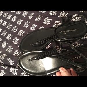 Women's sandals black size 9 mint condition.
