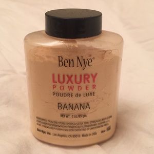 Luxury Powder by Ben Nye in "Banana"