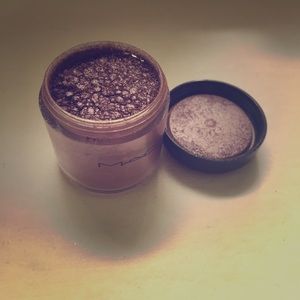 MAC Pigment in Circa Plum