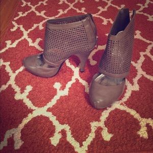 Size 7 grey pumps