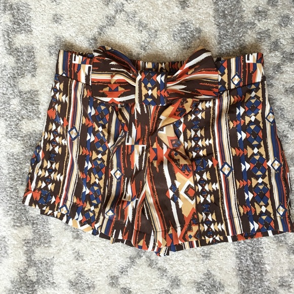 Bow and ruffle detailed aztec print short