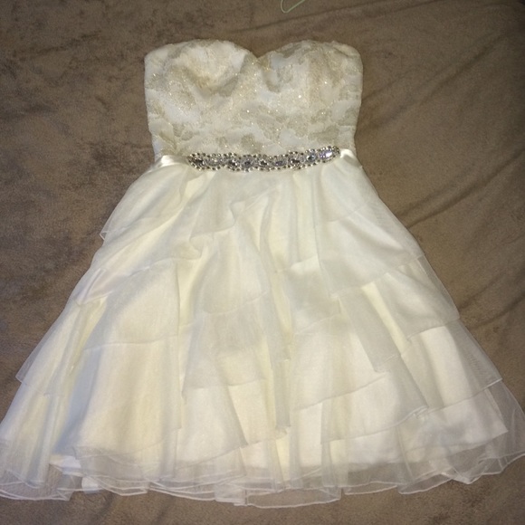 A gorgeous white, jaw-dropping dress! 😍