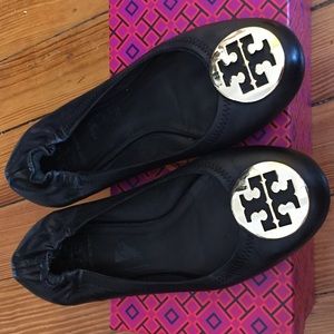 Black Tory Burch Gold Logo flat, sz. 7