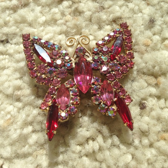 🎉HP🎉Pink Bling butterfly brooch